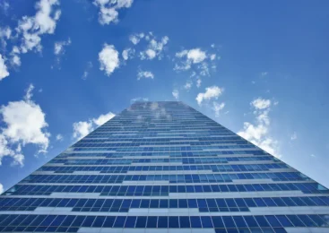 Panouri fotovoltaice instalate pe acoperișul unei clădiri de firmă, energie verde pentru IMM-uri