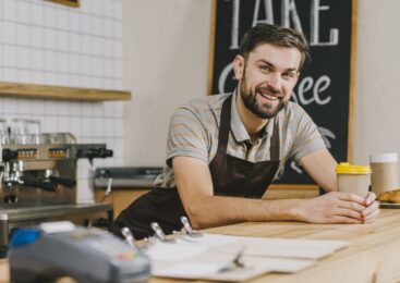 Antreprenor analizând opțiuni de finanțare pentru IMM în 2026