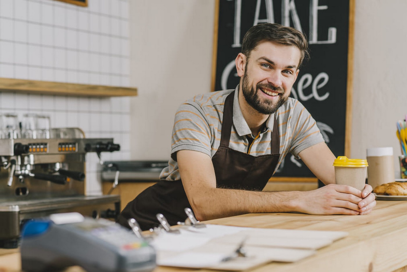 Antreprenor analizând opțiuni de finanțare pentru IMM în 2026