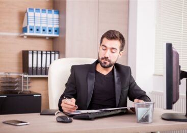 Antreprenor român analizând situația financiară și opțiuni de credit pentru firmă