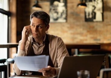 antreprenor analizand situatia financiara si lipsa de lichiditati in firma