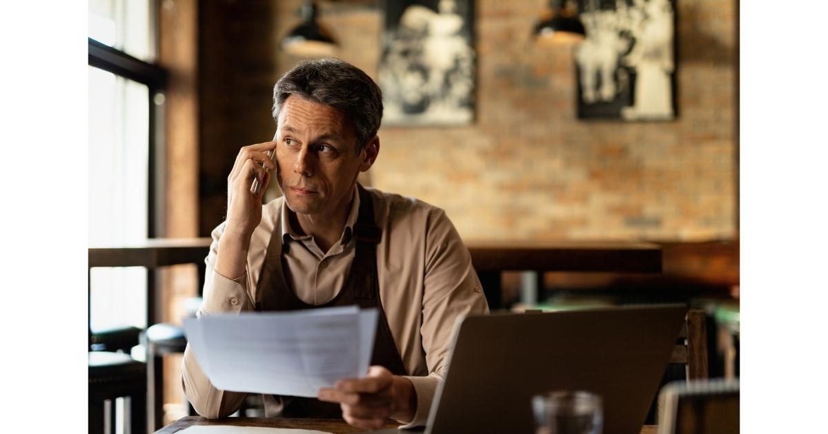 antreprenor analizand situatia financiara si lipsa de lichiditati in firma